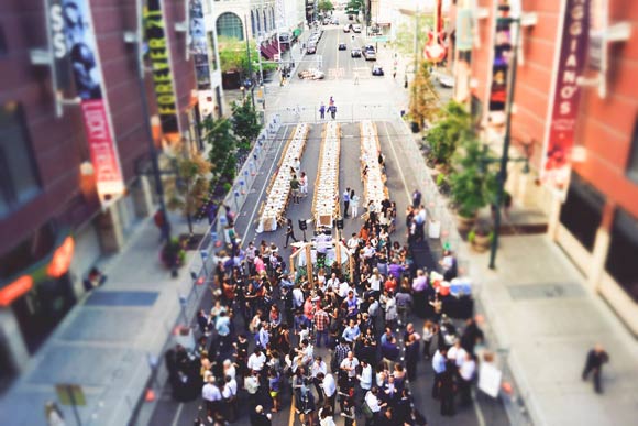 A 2014 study of the 16th Street Mall indicated that few visitors linger.