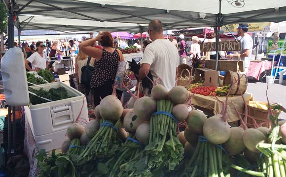 The street hosts a seasonal farmers market and other seasonal events.